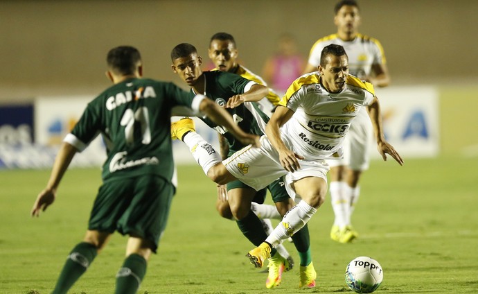 Lance do empate por 1 a 1 entre Goiás e Criciúma, no Serra Dourada, pela Série B 2016