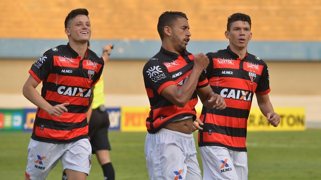 Jogadores do Atlético comemoram gol contra o Paraná no Serra Dourada