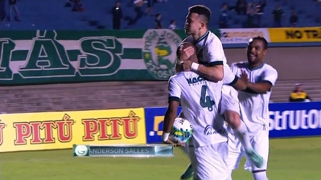 Jogadores do Goiás comemoram gol no Serra Dourada