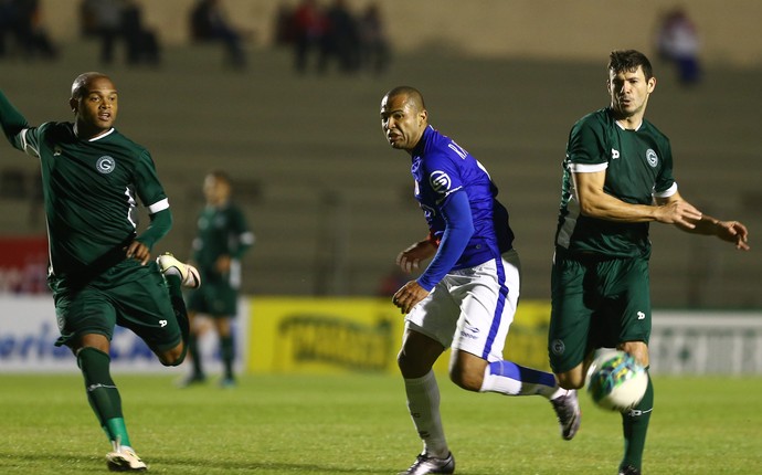 Lance do confronto entre Paraná e Goiás pelo primeiro turno da Série B 2016