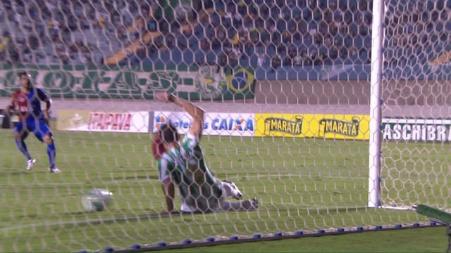 Zagueiro Wesley Mattos, do Goi´s, evita gol em cima da linha na vitória esmeraldina por 4 a 0 sobre o Paraná no Serra Dourada