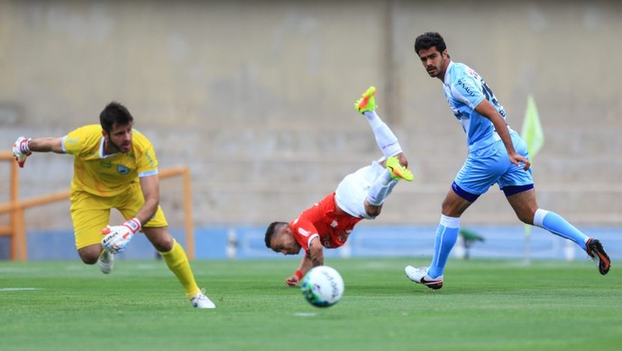 Lance da derrota do Vila Nova para o Londrina, por 2 a 1, em pleno Serra Dourada, em jogo da Série B do Brasileiro 2016