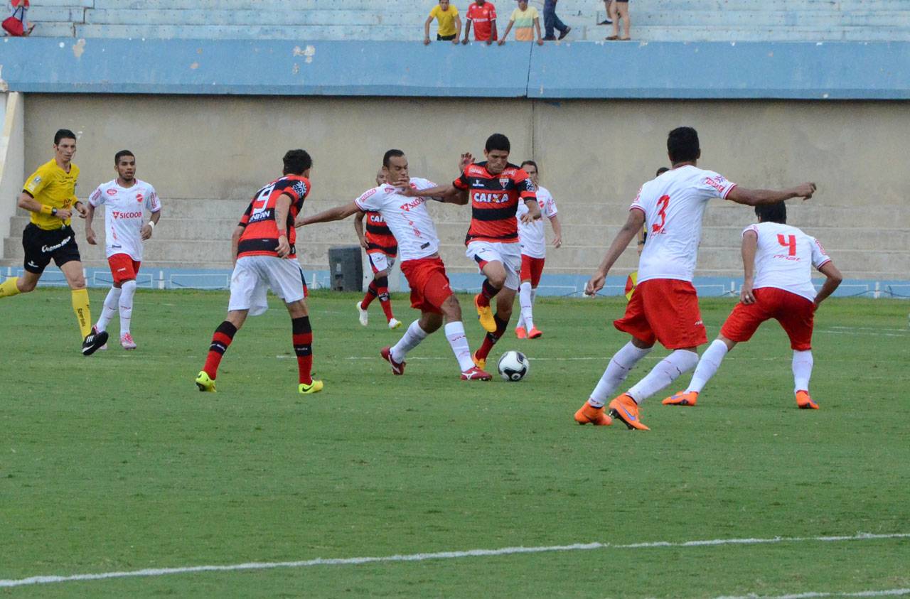 Lance do clássico entre Atlético e Vila, no Serra Dourada, pelo primeiro turno da Série B 2016