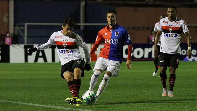 Lance do jogo do primeiro turno entre Paraná e Atlético, em Curitiba