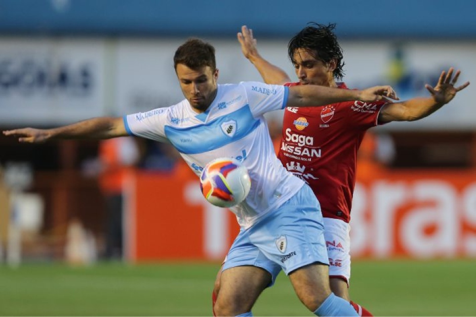 Lance de jogo entre Vila Nova e Londrina