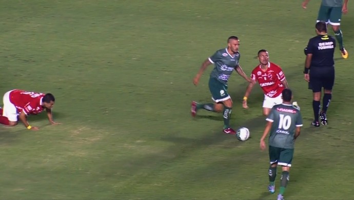 Lance do empate por 0 a 0 entre Vila Nova e Luverdense, no Serra Dourada, pela Série B do Brasileiro 2016