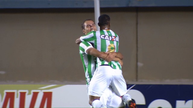 Jogadores do Goiás comemoram gol no Serra Dourada