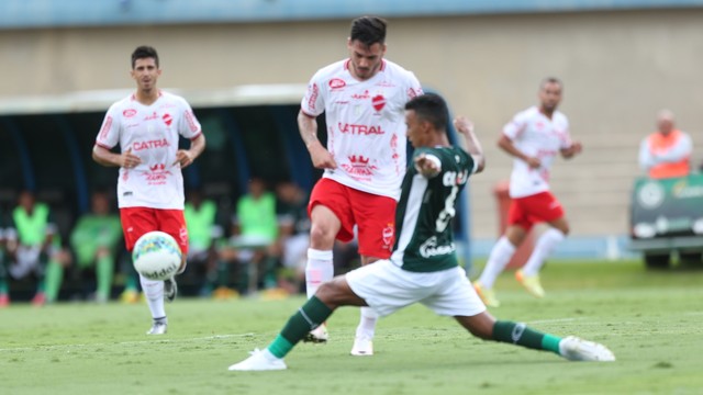 Lance do clássico entre Goiás e Vila pela Série B 2016. Vitória colorada no Serra Dourada, por 2 a 1