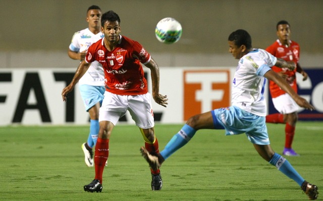 Lance da derrota por 2 a 1 do Vila Nova para o Avaí, no Serra Dourada, em jogo valido pela Série B 2016