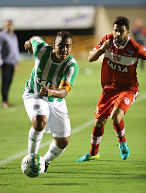 Walter ganha lance de defensor do CBR na vitória goiano no Serra Dourada