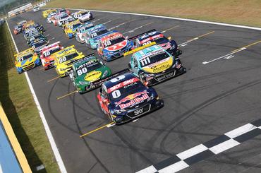 Largada da Stock Car no Autódromo de Goiânia