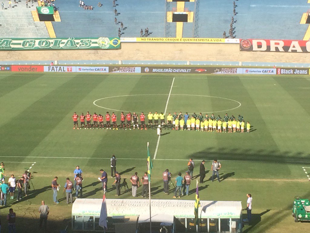 Jogadores de Atlético e Goiás perfilados antes do clássico no Serra Dourada