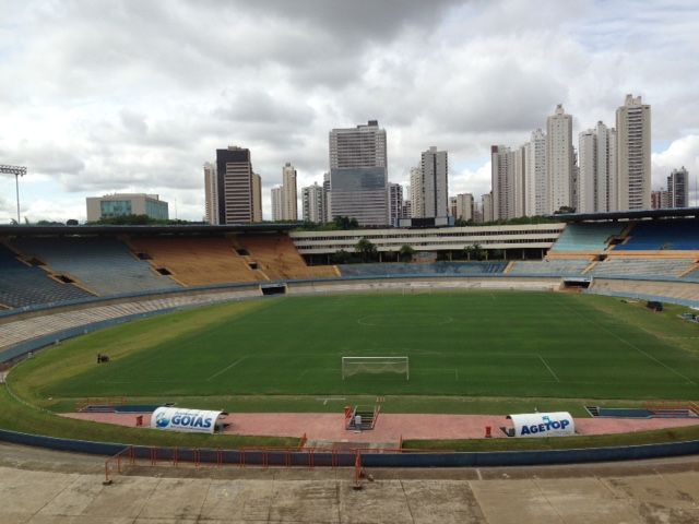 Vista do campo de jogo do Estádio Serra Dourada