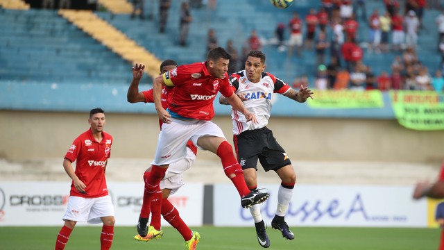 Lance da primeira vitória do Vila Nova sobre o Flamengo. Foi por 2 a 1, no Serra Dourada