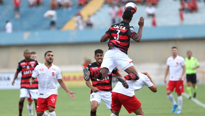 Lance do jogo anterior entre Atlético e Vila no Serra Dourada