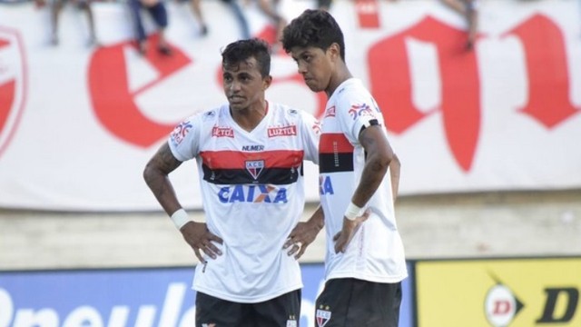 O latreal esquerdo Wanderson, do Atlético, se prepara para cobrar falta e marcar o gol da vitória do seu time no clássico contra o Vila Nova no Serra Dourada