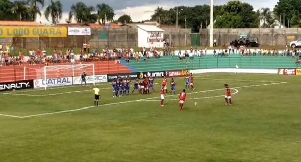 Lance que resultou no gol da vitória do Atlético sobre o Iporá no primeiro turno