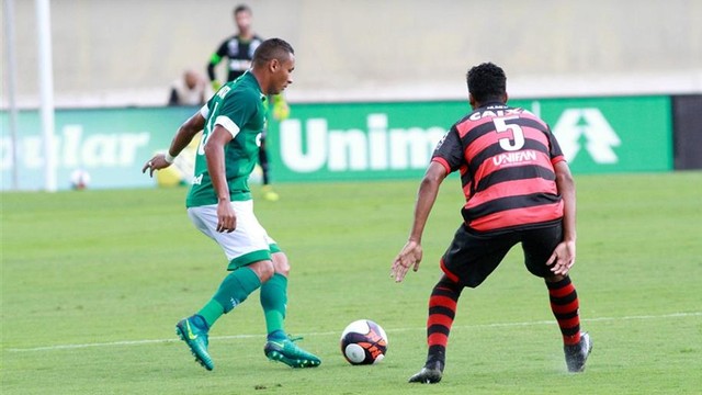 Lance do clássico entre Goiás e Atlético no Serra pelo Goianão 2017. Vitória esmeraldina por 1 a 0