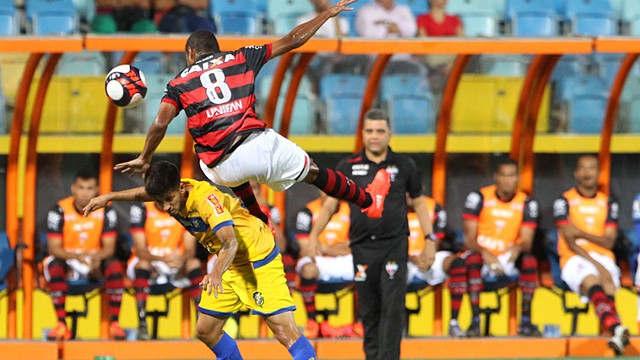 Lance do empate entre Atlético e Iporá, por 0 a 0, no Olímpico