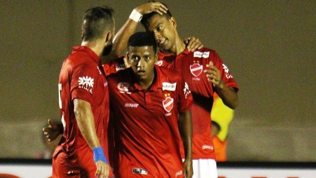 Jogadores do Vila comemoram gol sobre o Anápolis no Serra Dourada