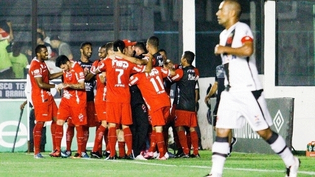 Jogadores do Vila comemoram gol sobre o Vasco em São Januário