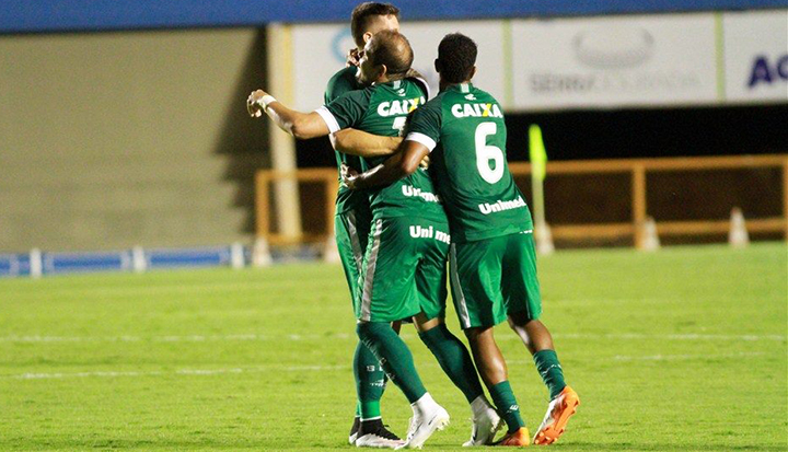 Jogadores do Goiás comemoram gol sobre no Atlético na vitória por 2 a 1 no Goianão 2017