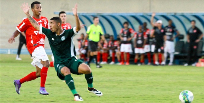 Lance de clássico entre Vila NOva e Goiás no Serra Dourada