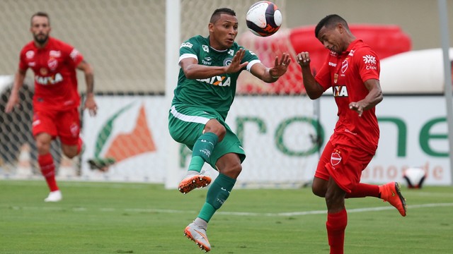 Lance do clássico entre Vila e Goiás pela primeira fase do Goianão 2017. O jogo ficou 0 a 0, no Serra Dourada