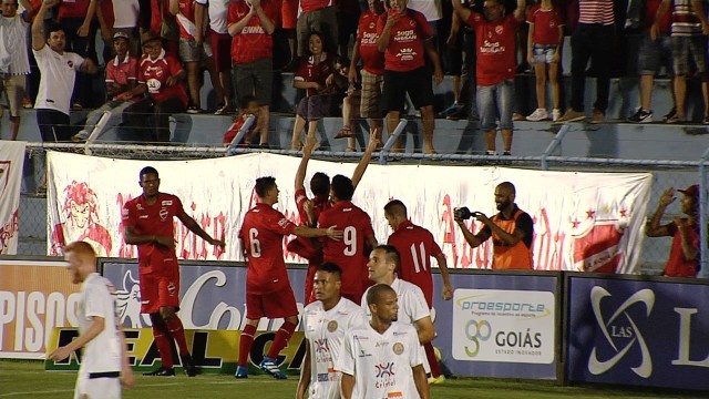 Jogadores do Vila comemoram gol sobre a Aparecidense no primeiro turno do Goianão 2017