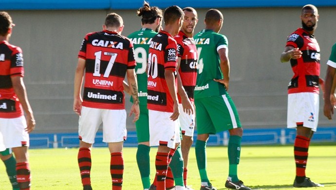 Lance do primeiro jogo entre Atlético e Goiás pela semifinal do Goianão 2017 no Serra Dourada