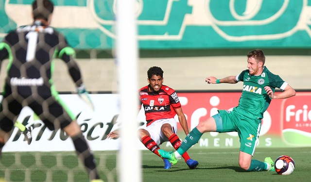 Lance do empate entre Goiás e Atlético, no Serra Dourada, no segundo jogo da semifinal do Goianão 2017