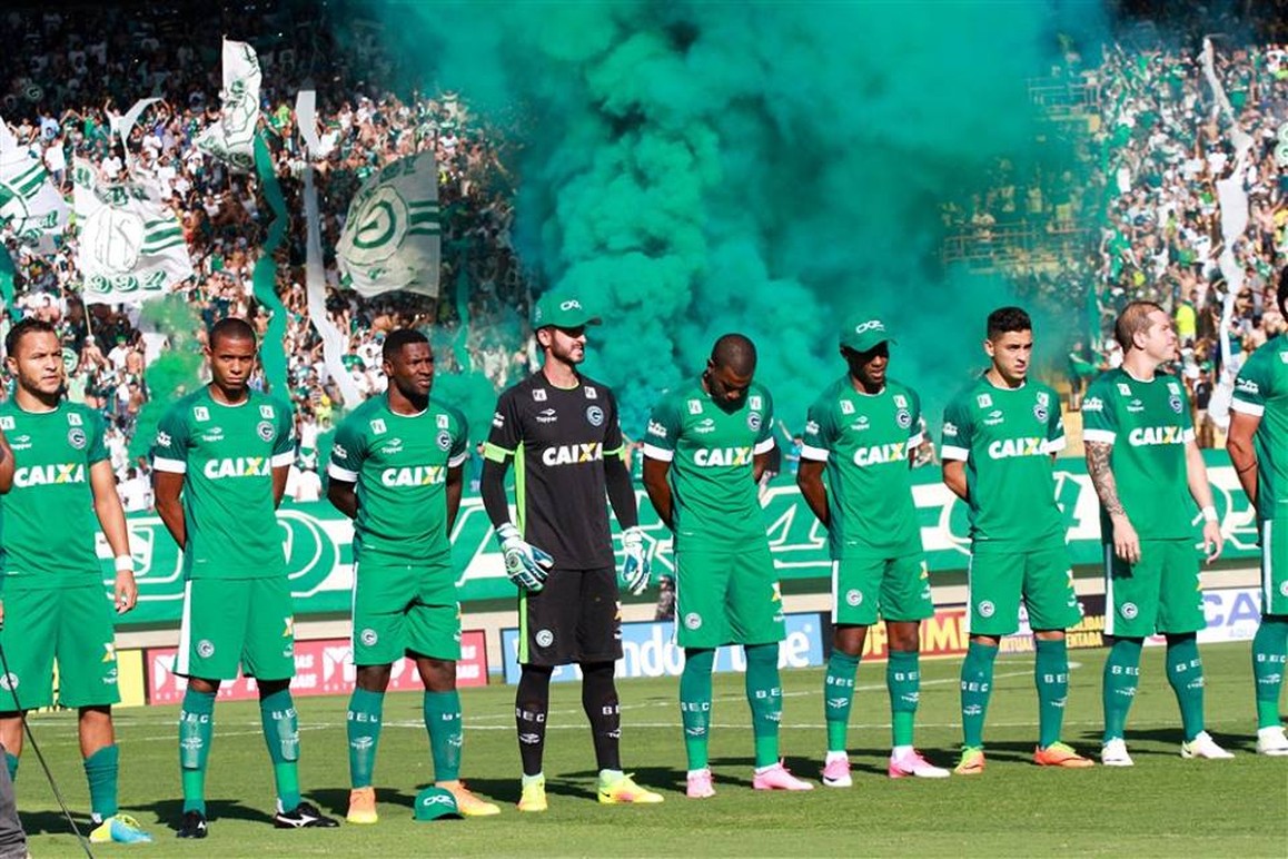 Time e torcida do Goiás na decisão de 2017 contra o Vila Nova - Campeonato Goiano