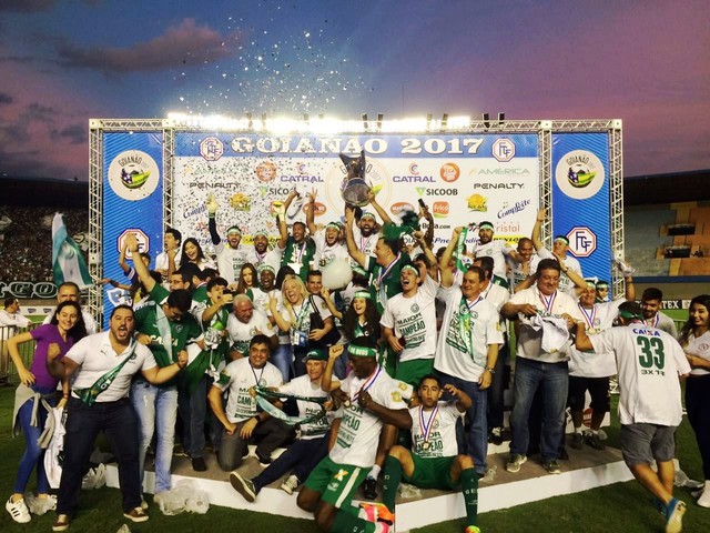 Equipe do Goiás faz a festa de campeão goiano de 2017 no Estádio Serra Dourada