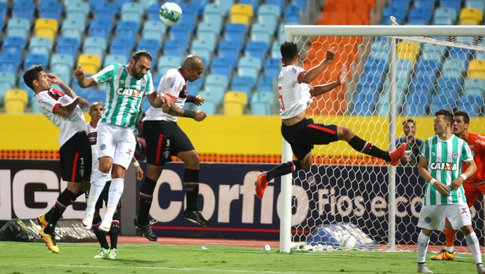 Lance de arquivo do jogo Goiás e Joinville no Olímpico