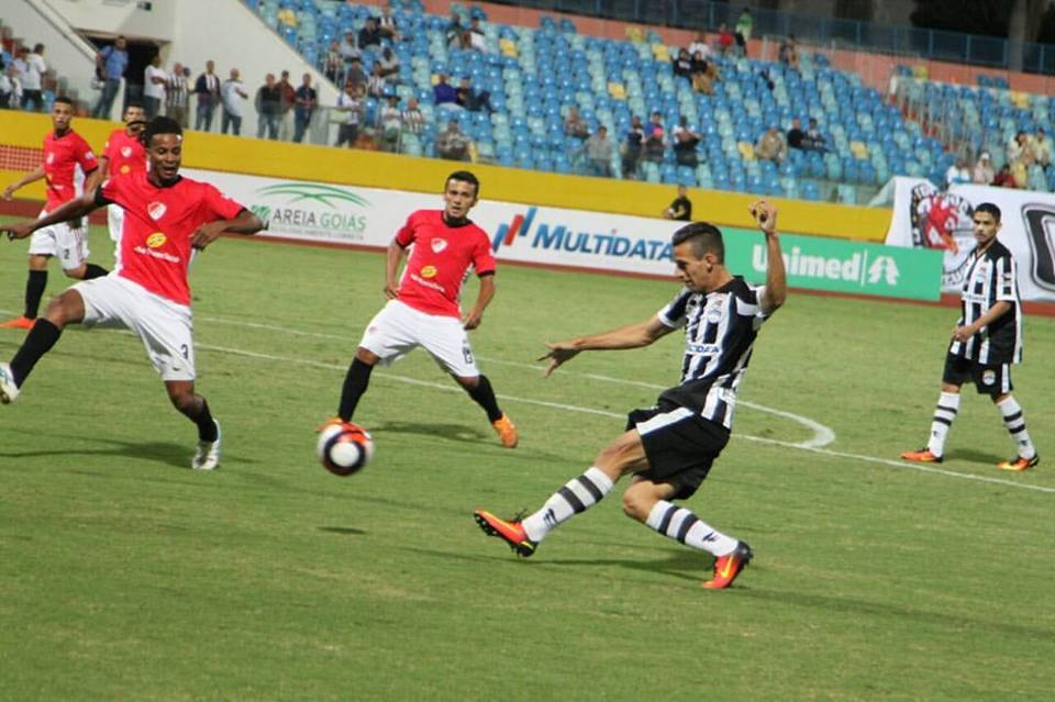 Atacante Roger chuta para fazer gol para o Goiânia em vitória por 3 a 0 sobre o Santa Helena, no Olímpico, pela Divisão de Acesso 2017